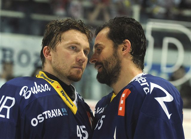 Smutní hokejisté Vítkovic (zleva: Málek a Burger).