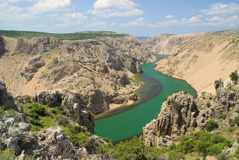 �eka Zrmanja se nachází v severní Dalmácii na úpatí poho�í Velebit.