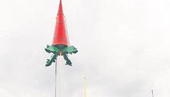 Rusko slaví. Obyvatelé Petrohradu sledují na jedné z oslavných akcí stoupající model rakety