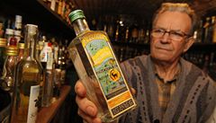 Osmasedmdesátiletý alkoholový rekordman Josef Pomajbík.