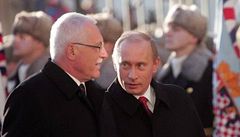 Ruský prezident Vladimir Putin (vpravo) s eským protjkem Václavem Klausem na setkání v Praze.