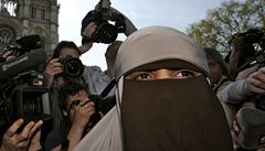 První zatýkání. Kenza Driderová se vydala na protestní výpravu z Avignonu do Pa�í�e. Tam ji zadr�eli policisté. 