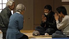 Císa Akihito a císaovna Miiko se setkali s lidmi zasaenými pírodní katastrofou. 