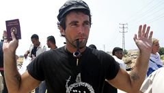 Vittorio Arrigoni v přístavu v Gaze (říjen 2008).