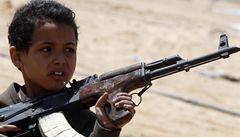 Jedenáctiletý Hasan, syn jednoho z rebelů, pózuje se zbraní. 