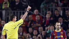 Anrés Iniesta z Barcelony vidí úmyslnou �lutou kartu