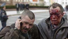 Lidé pomáhají zrannému. V metru v Minsku dolo k výbuchu.
