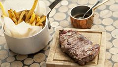 estr: steak s pepovou omákou a domácí hranolky.