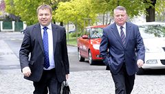 Pedseda poslaneckého klubu ODS Petr Tlucho kráí ke vchodu do Kramáovy vily. 