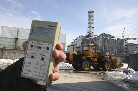 Dozimetr mí radiace ped 4. reaktorem jaderné elektrárny ernobyl
