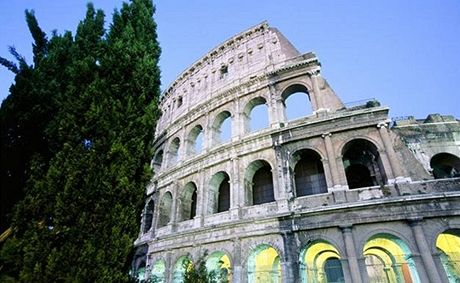 Rádi byste si zblízka prohlédli ímské Koloseum? Lete. Cesta letadlem je v porovnání s autem úspornjí nejen z hlediska asu, nkdy i finann. 