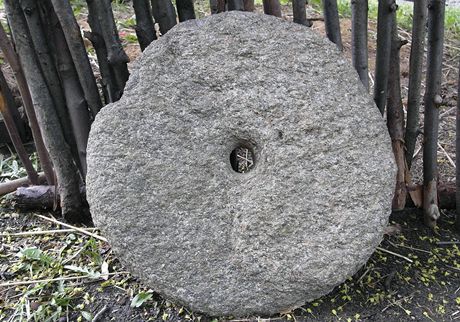 Kopal jámu, našel 1000 let starý kámen na mletí obilí | Věda | Lidovky.cz
