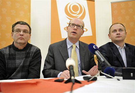 Zleva Lubomír Zaorálek, Bohuslav Sobotka a Michal Haek.