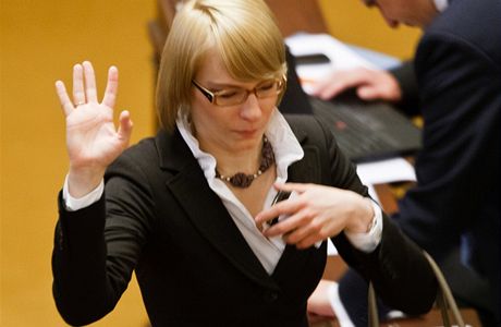 Kristýna Koí na mimoádné schzi poslanecké snmovny projednávající návrh na vyslovení nedvry vlád 