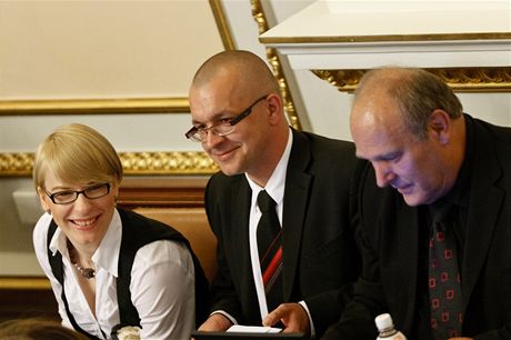 Poslanci Stanislav Huml, Jaroslav krka a Kristna Ko, kte odeli z klubu Vc Veejnch, usedli pohromad v jedn lavici u zdi