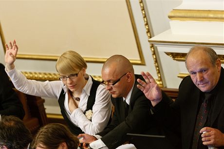 V zadní lavici. Hlasování poslanc Stanislava Humla, Jaroslava kárky a Kristýny Koí