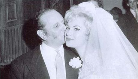Kennedyho údajná milenka Mariella. Snímek z její svatby s bohatým staroitníkem.