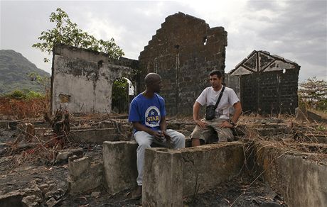 Z turistickéko komplexu v Sierra Leon zbyly jen trosky, syn pvobního majitele ho chce znovu vystavt a pilákat turisty do války zbídaené zem.