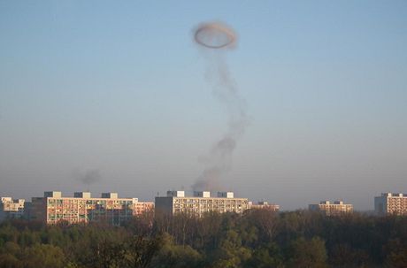 Snímek oblaku, který zstal na obloze po výbuchu nitroglycerinu v pardubické Explosii.