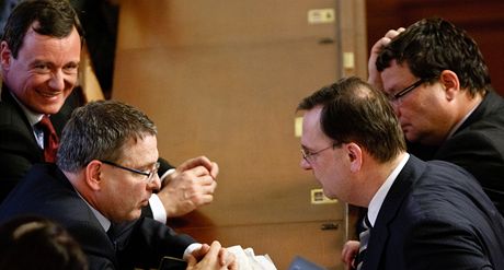 Poslanci opoziní SSD David Rath a Lubomír Zaorálek hovoí s premiérem Petrem Neasem a ministrem obrany Alexandrem Vondrou.