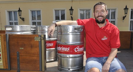 Pavel Horváth se sudy piva.