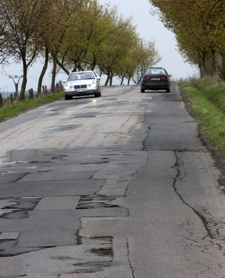 Stav nerozhoduje. A je cesta sebevíc rozbitá, jízdu po ní si auta t잚í ne 3,5 tuny zaplatí