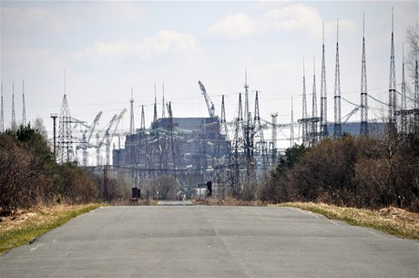 ernobyl se tvrtstolet po jadern havrii zan mnit z non mry energetik v turistickou atrakc. Na snmku silueta havarovan elektrrny. 