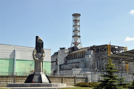 ernobyl. Pomnk ped havarovanm tvrtm blokem ernobylsk elektrrny. 