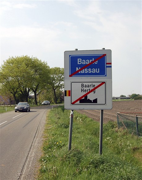 Belgick msteko Baarle-Hertog a jeho nizozemsk soused Baarle-Nassau jsou uniktem. Na jedn stran ulic jsou domy nizozemsk a na druh belgick. asto ale hranice prochz i pmo jednotlivmi budovami. 