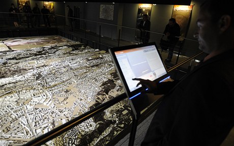 Návštěvník pomocí dotykového displeje ovládá interaktivní model Prahy