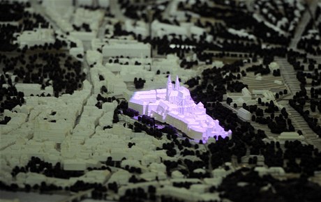 Osvětlený Pražský hrad na interaktivním modelu Prahy