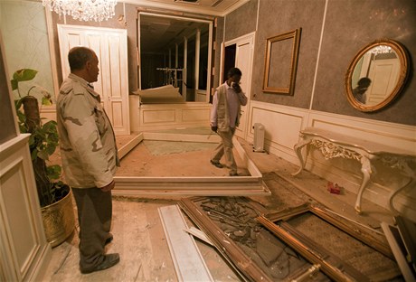 Pondlní nálet NATO poniil Kaddáfího rezidenci Báb al-Azizíja v Tripolisu. 
