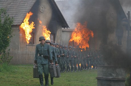 Nmetí vojáci zapalují domy v Lidicích ve stejnojmenném filmu.