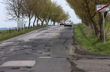 Silnice Jílové - Psáry, která je ve patném stavu