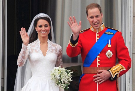 Kate a William mávají davm z balkonu Buckinghamského paláce.