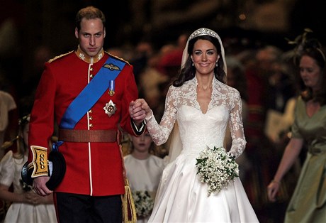Kate a William přicházejí do Westminsterského opatství.