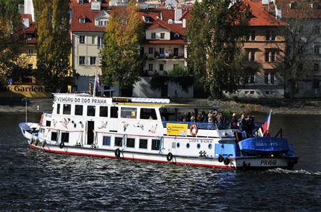 Lodní doprava na Vltavě v Praze. 