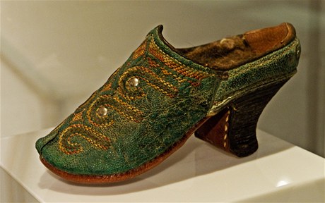 Boty z roku 1850, na kterých dobře držel koňský třmen, proto se v nich hrálo pólo.