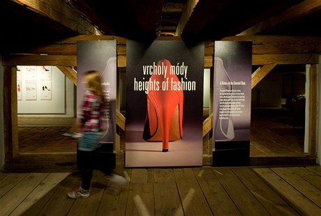 Hlavní výstava Vrcholy módy - Historie na podpatku je zapůjčena z Bata Shoes Museum v kanadském Torontu.