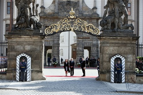 Prezident Vclav Klaus se svoj chot uvtal na Praskm hrad maarskho prezidenta Pla Schmitta, kter pijel v doprovodu manelky na dvoudenn sttn nvtvu eska.