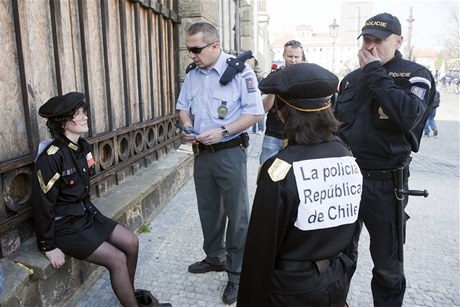 Policisté si zjistili totonost dívek a vyádali si od nich vysvtlení.  Pl hodiny poté zvaovali, zda se jednalo o pestupek, a konzultovali dalí postup s nadízenými.