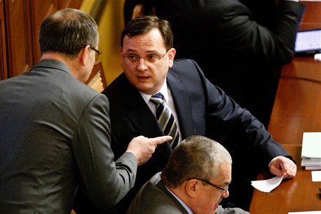 Premiér Petr Neas v hovoru s ministrem financí Miroslavem Kalouskem (zády).