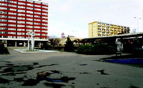 Původní stav centrálního prostoru sídliště Novodvorská.Vlevo plastika 