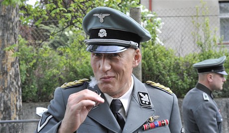 Detlef Bothe v roli íkého protektora Reinharda Heydricha (vpravo) 27. dubna v Praze na Pankráci pokuuje o pestávce pi natáení scény atentátu na Heydricha, která bude souástí filmu Lidice reiséra Petra Nikolaeva.