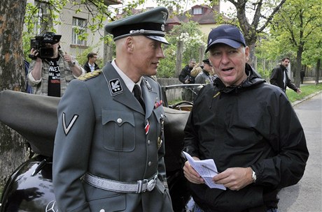 Reisr Petr Nikolaev (vpravo) a Detlef Bothe v roli kho protektora Reinharda Heydricha spolu hovo 27. dubna v Praze na Pankrci pi naten scny atenttu na Heydricha, kter bude soust filmu Lidice.