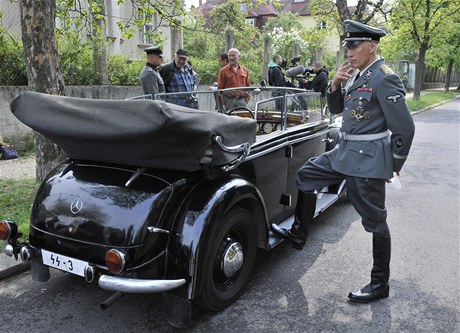 Detlef Bothe v roli kho protektora Reinharda Heydricha (vpravo) 27. dubna v Praze na Pankrci pokuuje o pestvce pi naten scny atenttu na Heydricha, kter bude soust filmu Lidice.
