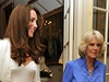 Kate, vévodkyn z Cambridge, pichází na veei s Camillou, manelkou prince Charlese