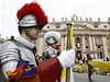 Papeská výcarská garda stráí Benedikta XVI. ped zaátkem nedlní...