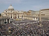 Tisíce vících poslouchají velikononí kázaní papee Benedikta XVI. na námstí sv. Petra ve Vatikánu.