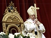 Pape Benedikt XVI. slouil velikononí mi na Svatopetrském námstí.